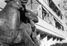 848407 Gezicht op een gedeelte van het bronzen beeldhouwwerk 'Europa en de stier' uit 1967 van Paul Grégoire ...